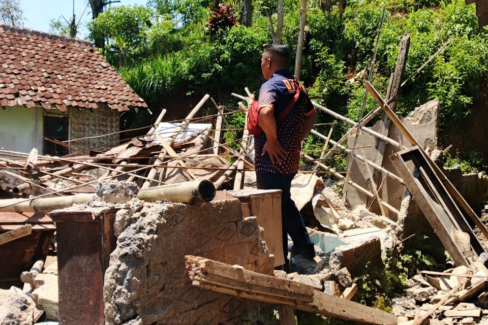 Hujan Disertai Angin Kencang Bandung Barat: Satu Rumah Rusak Berat di Sindangkerta Hujan Disertai Angin Kencang Bandung Barat: Satu Rumah Rusak Berat di Sindangkerta