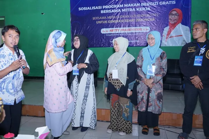 DPR dan BGN Luncurkan Program Makan Bergizi Gratis di Bandung DPR dan BGN Luncurkan Program Makan Bergizi Gratis di Bandung