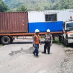 Truk Proyek PLTS Saguling Terguling, Jalan Macet Total