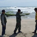 Balawista Garut Evakuasi Korban di Pantai Karangpapak