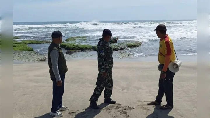 Balawista Garut Evakuasi Korban Laka Laut di Pantai Karangpapak Balawista Garut Evakuasi Korban Laka Laut di Pantai Karangpapak