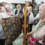 Selvi Ananda Kagumi Batik Motif Kina Asal Bandung