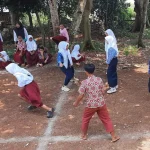 Ketika Galah dan Boy-boyan Jadi Penyelamat Anak dari Gawai