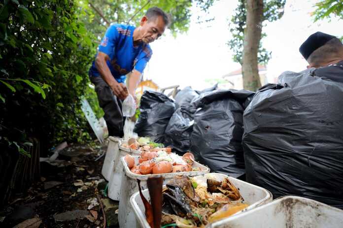 Pengelolaan Sampah Berbasis Wilayah Bandung, Pemkot Rekrut 1.597 Petugas RW Pengelolaan Sampah Berbasis Wilayah Bandung, Pemkot Rekrut 1.597 Petugas RW