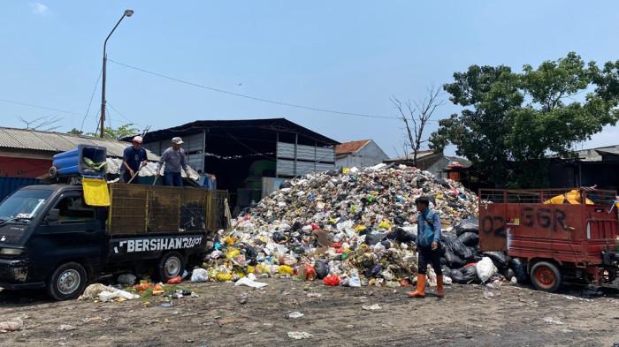 Sampah Bandung Menumpuk Lagi, Wali Kota Farhan Pantau Langsung Pengelolaan di Tiap Kelurahan Sampah Bandung Menumpuk Lagi, Wali Kota Farhan Pantau Langsung Pengelolaan di Tiap Kelurahan