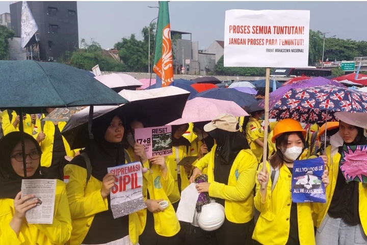 BEM UI Gelar “Piknik Demokrasi” di Depan DPR: Suarakan Tiga Tuntutan untuk Rakyat BEM UI Gelar “Piknik Demokrasi” di Depan DPR: Suarakan Tiga Tuntutan untuk Rakyat