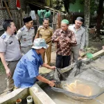 Di Desa Bandung, Kabupaten Pandeglang, terdapat kampung yang dijuluki sebagai salah satu Kampung Reforma Agraria terbaik di Indonesia pada tahun 2025. Predikat dari Kementerian Dalam Negeri itu diberikan bukan tanpa alasan. Di desa ini, Reforma Agraria tak hanya menghadirkan sertipikat tanah, tapi juga membuka jalan menuju kebangkitan ekonomi, sosial, dan kualitas hidup masyarakat. “Dari tanah yang tadinya semak belukar, tanah yang biasa-biasa saja, dengan adanya tanah yang bersertipikat dapat dikerjasamakan. Sehingga, tanah-tanah milik perorangan, dikerjasamakan dengan Badan Usaha Milik Desa (BUMDes) untuk dapat dijadikan satu objek, yaitu Objek Desa Wisata Bukit Sinyonya,” terang Kepala Desa Bandung, Wahyu Kusnadiharja, saat ditemui di Objek Desa Wisata Bukit Sinyonya, Senin (22/09/2025). Melalui kerja sama antara pemerintah dan masyarakat, potensi desa berhasil menjelma menjadi sebuah kekuatan. Kerja sama itu semakin diperkuat dengan dukungan lintas sektor, termasuk program pendampingan dan pemberdayaan Objek Desa Wisata Bukit Sinyonya dari Kementerian Agraria dan Tata Ruang/Badan Pertanahan Nasional (ATR/BPN) melalui Kampung Reforma Agraria. “Dengan adanya Kampung Reforma Agraria itu semua potensi langsung dikelompokkan dalam bentuk ada kelompok ikan, ada kelompok sadar wisata, ada kelompok kopi, dan kelompok anyaman pandan. Setelah dikelompokkan, ditingkatkan kapasitasnya,” ungkap Wahyu Kusnadiharja. Program Reforma Agraria, telah membawa perubahan signifikan bagi Desa Bandung. Salah satu perkembangan positif yang terlihat adalah peningkatan kondisi ekonomi masyarakat. Hal tersebut diungkapkan Direktur BUMDes Desa Bandung, Syaifullah. “Masyarakat yang dari ekonominya masih sangat sederhana, lalu kita ada program ini, jadi lebih meningkat untuk ekonominya. Artinya sedikit banyak sangat membantu, bisa menopang ekonomi masyarakat,” terang Syaifullah. Sejak dibuka tahun 2023, Objek Desa Wisata Bukit Sinyonya sudah menerima lebih dari 10 ribu pengunjung. Wisatawan tidak hanya menikmati keindahan alam, tetapi juga belajar langsung cara mengolah kopi puhu yang merupakan kopi robusta khas Desa Bandung, membuat anyaman pandan bersama kelompok penganyam perempuan, hingga cara membudidaya ikan mas Sinyonya. “Semua kelompok tersebut merupakan masyarakat Desa Bandung. Semua masyarakat, walau dengan potensi yang berbeda-beda jadi berdaya. Masyarakat juga semakin kreatif karena makin banyak permintaan dan macem-macem,” pungkas Syaifullah. Desa Bandung membuktikan bahwa Reforma Agraria bukan sekadar urusan sertipikat. Lebih dari itu, sertipikat jadi instrumen yang menghidupkan potensi, menggerakkan roda ekonomi, dan menumbuhkan rasa bangga warga desa. Dengan Reforma Agraria, individu maupun kelompok didorong untuk mampu mengelola tanahnya agar lebih bernilai serta memberikan manfaat nyata bagi masyarakat.