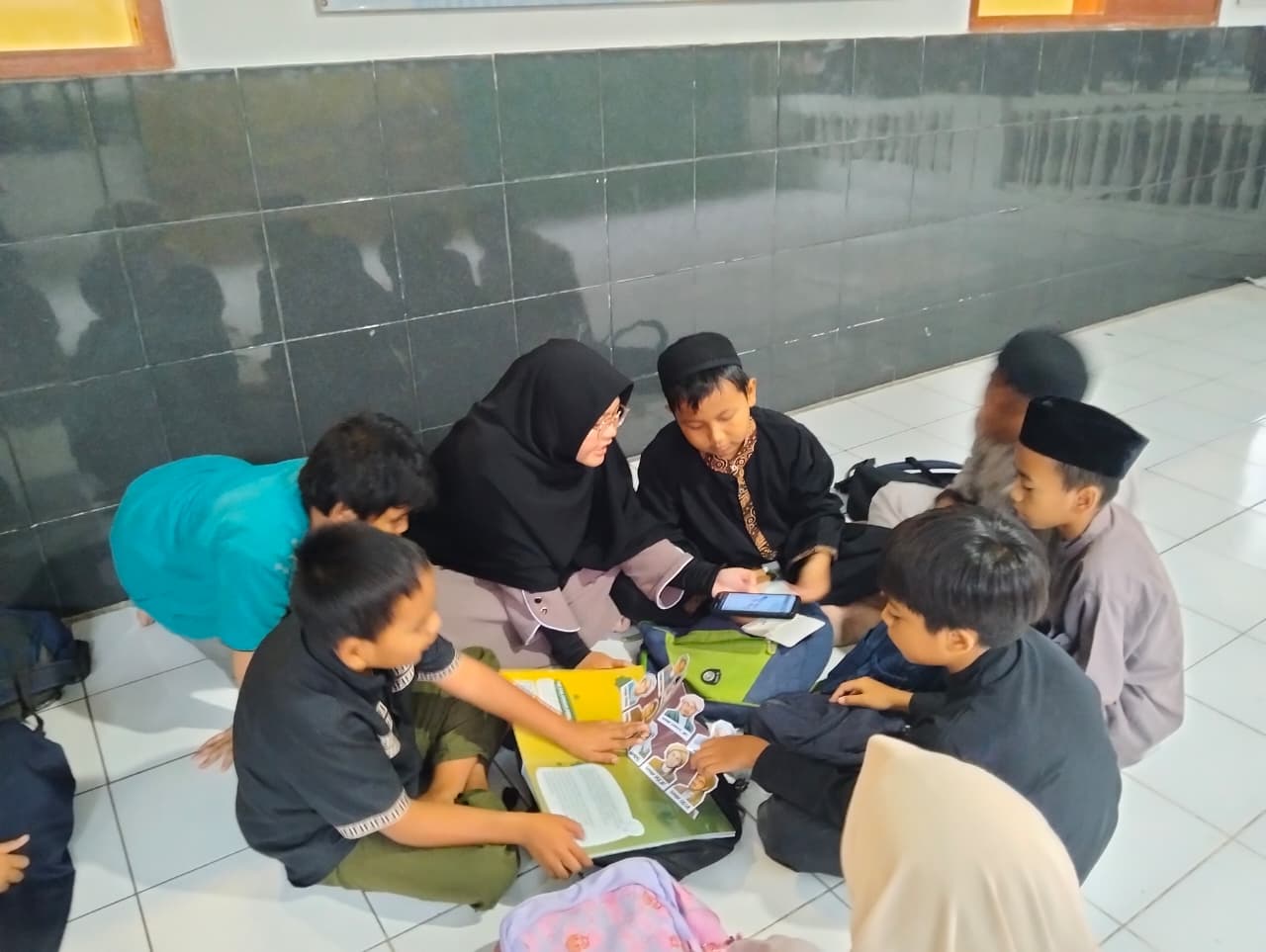 Mahasiswa UPI Kenalkan Pop-Up Book Augmented Reality untuk Santri Bandung Lewat PKM-PM 2025 Mahasiswa UPI Kenalkan Pop-Up Book Augmented Reality untuk Santri Bandung Lewat PKM-PM 2025
