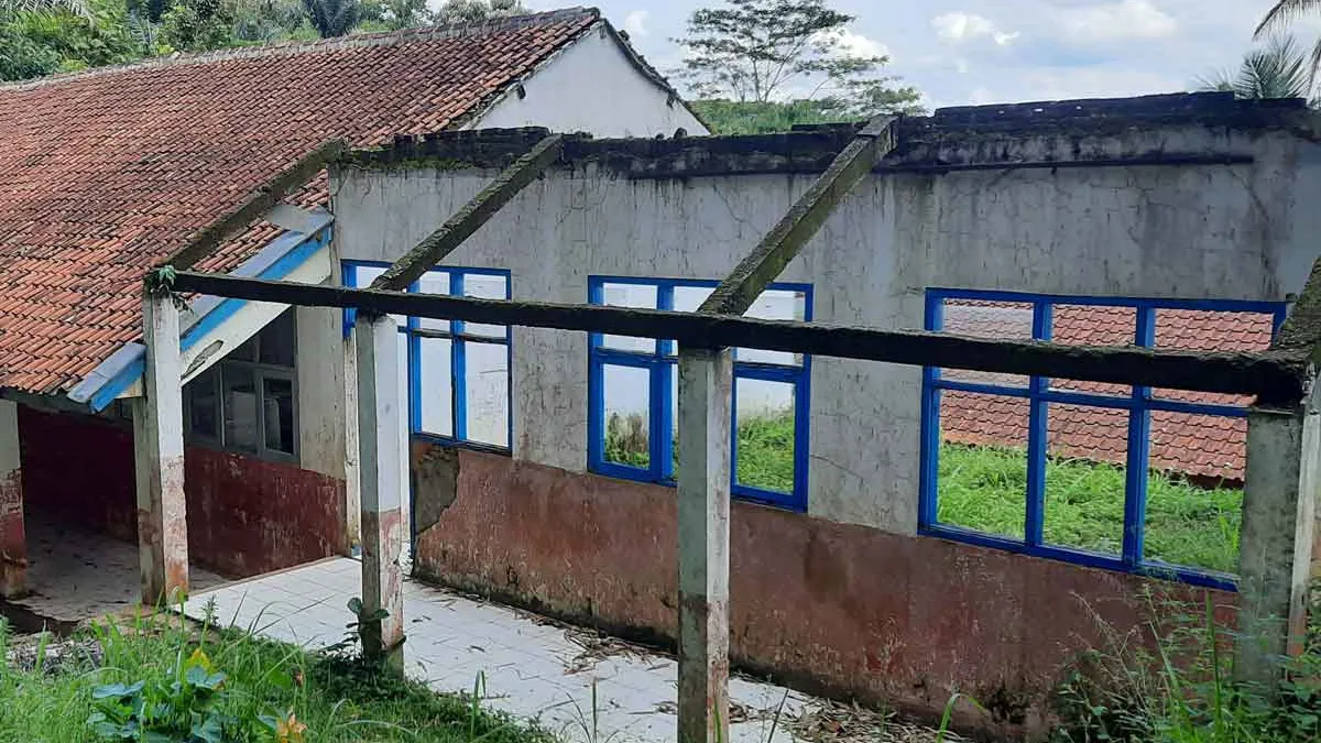 Guru dan Siswa Belajar di Sekolah Hampir Ambruk di KBB