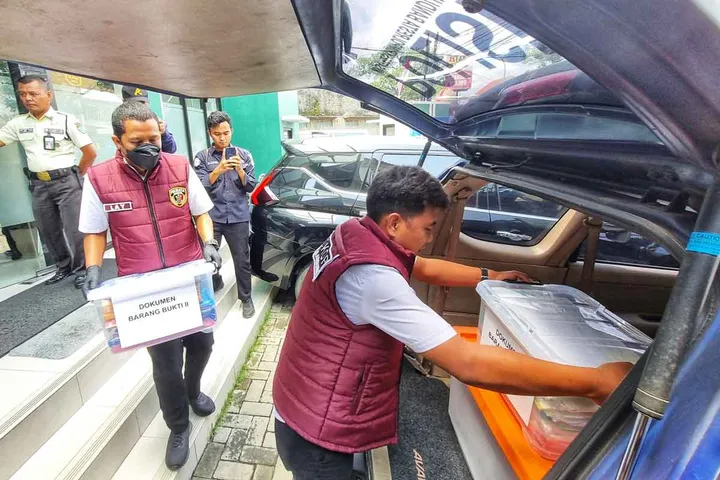 Polisi Geledah BPR Kerta Raharja, Pinjaman Rp5 M Disorot Polisi Geledah BPR Kerta Raharja, Pinjaman Rp5 M Disorot