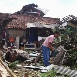 299 Rumah Rusak Diterjang Puting Beliung di Bandung