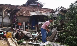 299 Rumah Rusak Diterjang Puting Beliung di Bandung 299 Rumah Rusak Diterjang Puting Beliung di Bandung