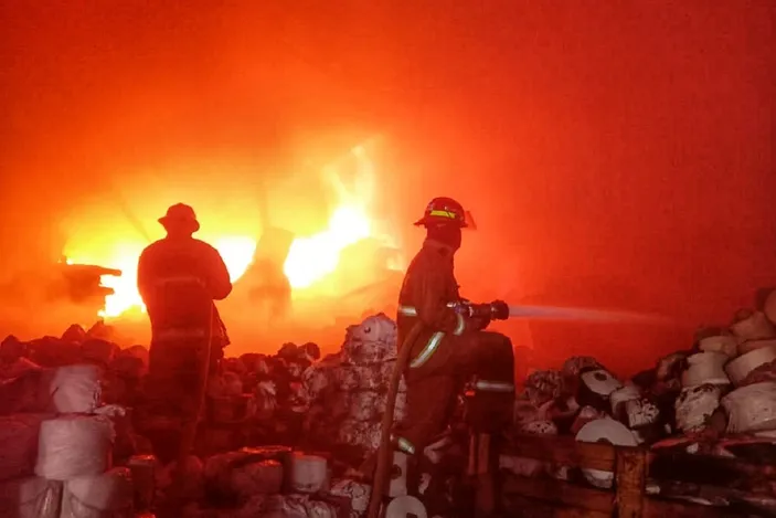 Pabrik Kain di Cikancung Terbakar, Api Belum Padam! Pabrik Kain di Cikancung Terbakar, Api Belum Padam!