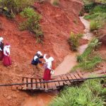Siswa SD di KBB Lewati Jalur Longsor Setiap Hari