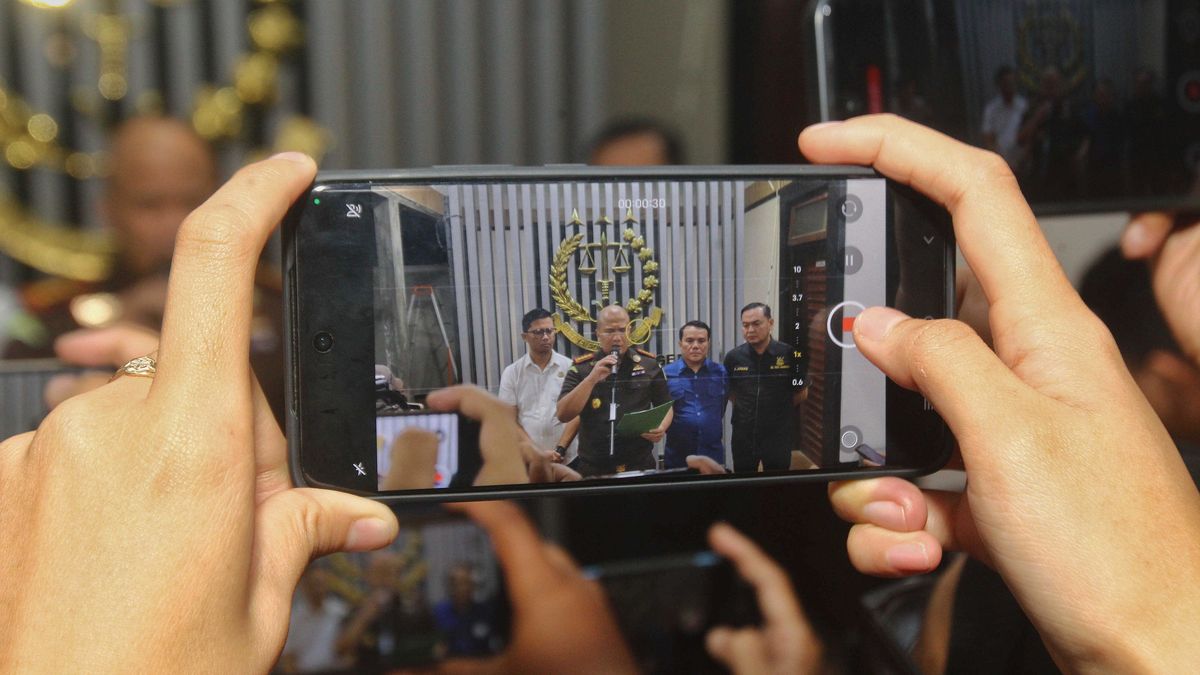 Dugaan Korupsi: Erwin Diperiksa 7 Jam, Cekal Menanti? Dugaan Korupsi: Erwin Diperiksa 7 Jam, Cekal Menanti?