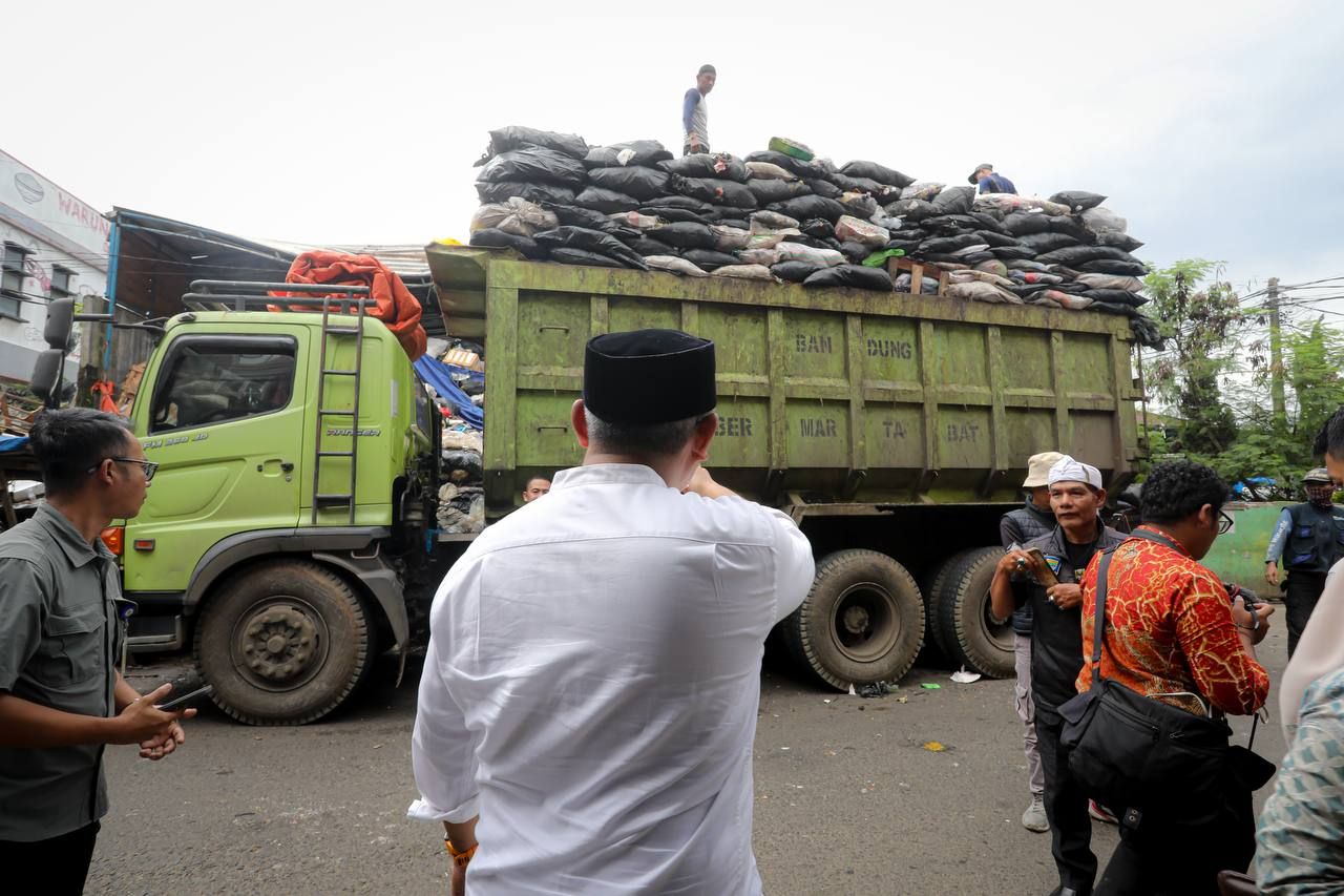 Wali Kota Bandung Ultimatum: Sampah Harus Beres Dua Hari Wali Kota Bandung Ultimatum: Sampah Harus Beres Dua Hari