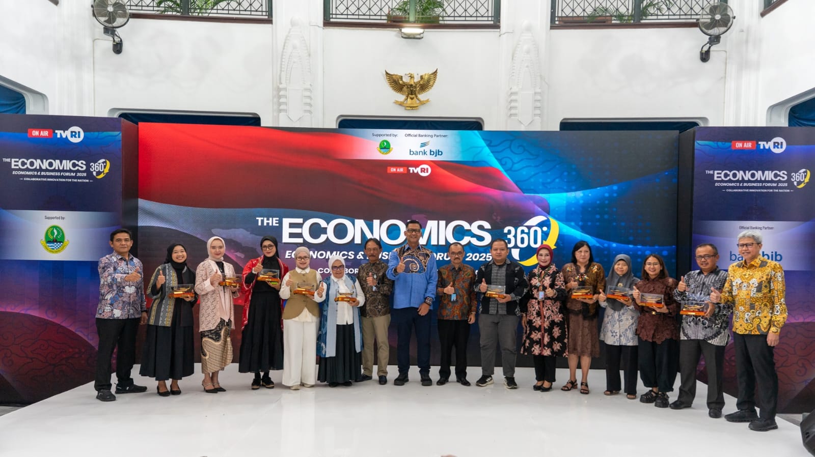 bank bjb Dukung UMKM: Economics 360 Bandung dan Penghargaan Binaan bank bjb Dukung UMKM: Economics 360 Bandung dan Penghargaan Binaan