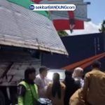 Truk Tumpah di Buah Batu Bandung, Warga Kompak Bantu Evakuasi Muatan yang Berserakan