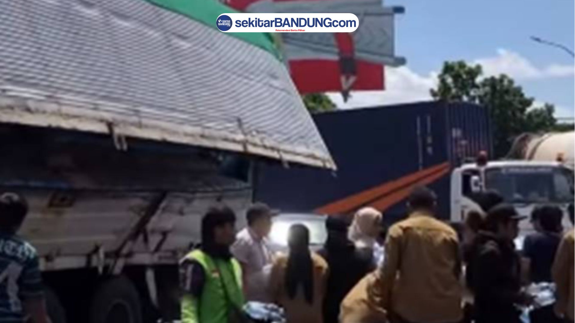 Truk Tumpah di Buah Batu Bandung, Warga Kompak Bantu Evakuasi Muatan yang Berserakan Truk Tumpah di Buah Batu Bandung, Warga Kompak Bantu Evakuasi Muatan yang Berserakan