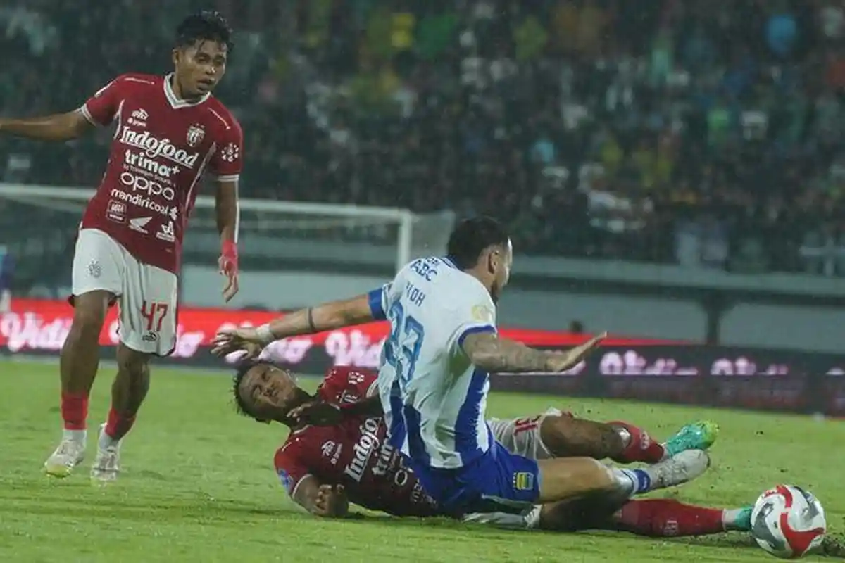 Bobotoh Doakan Persib Bandung Tetap di Papan Atas Klasemen Super League Malam Ini Bobotoh Doakan Persib Bandung Tetap di Papan Atas Klasemen Super League Malam Ini