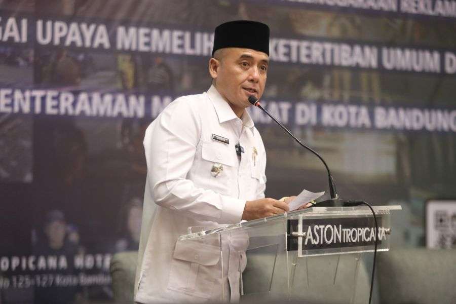 Pemkot Tertibkan Reklame Demi Keindahan Kota Bandung Pemkot Tertibkan Reklame Demi Keindahan Kota Bandung