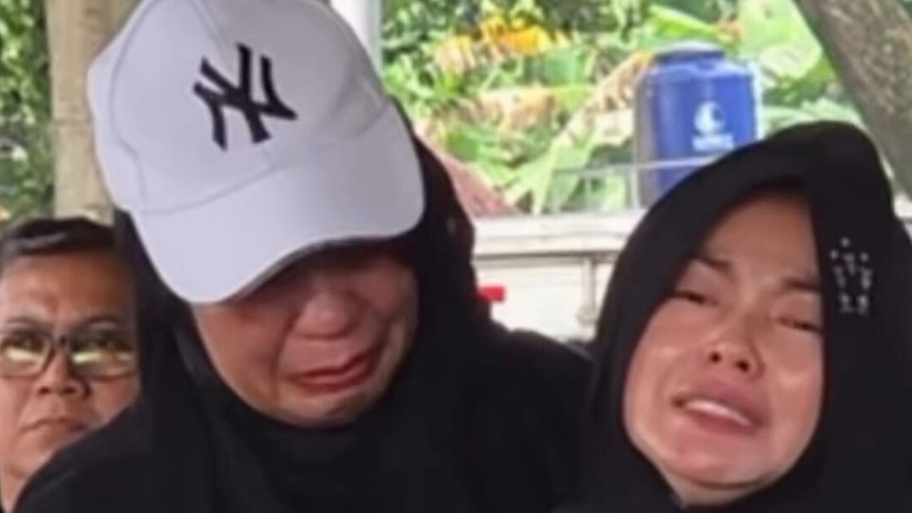 Istri Epy Kusnandar Sampaikan Pesan Mendalam Saat Prosesi Pemakaman Suaminya, "Kang Mus Akan Selalu Dikenang" (Instagram/@infojawabarat)