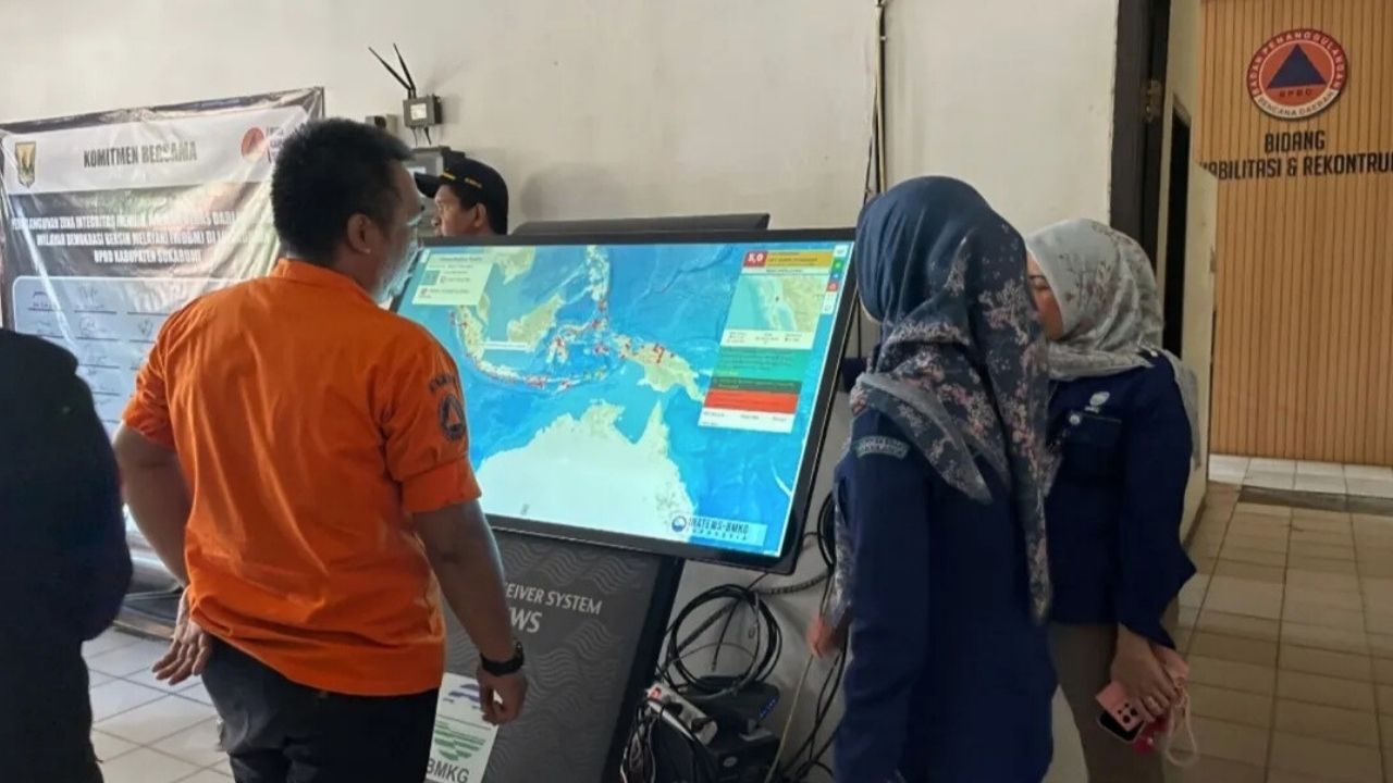 BPBD Jawa Barat Tinjau dan Uji Coba Sistem Peringatan Dini (EWS) BPBD Jawa Barat Tinjau dan Uji Coba Sistem Peringatan Dini (EWS)