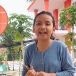 Sedang Praktek Mengajar, Cewek Ini Kaget Guru Aslinya Mengawasi dari Belakang