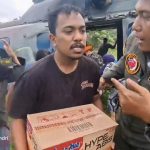 Momen Ketika Seorang Bapak Ingin Memberikan Uang kepada TNI sebagai Ucapan Terima Kasih atas Bantuan Logistik, Namun Ditolak