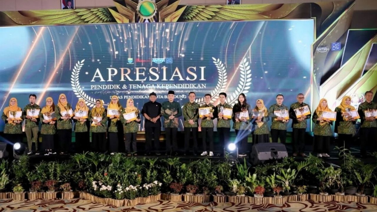 Pemkot Bandung Gelar Apresiasi Pendidik dan Tenaga Kependidikan Tingkat Kota Bandung Tahun 2025 Pemkot Bandung Gelar Apresiasi Pendidik dan Tenaga Kependidikan Tingkat Kota Bandung Tahun 2025
