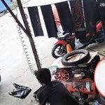 Aksi Ibu-Ibu Ini Lempar Botol Oli Kosong ke Bengkel, Mekanik Sampai Bingung