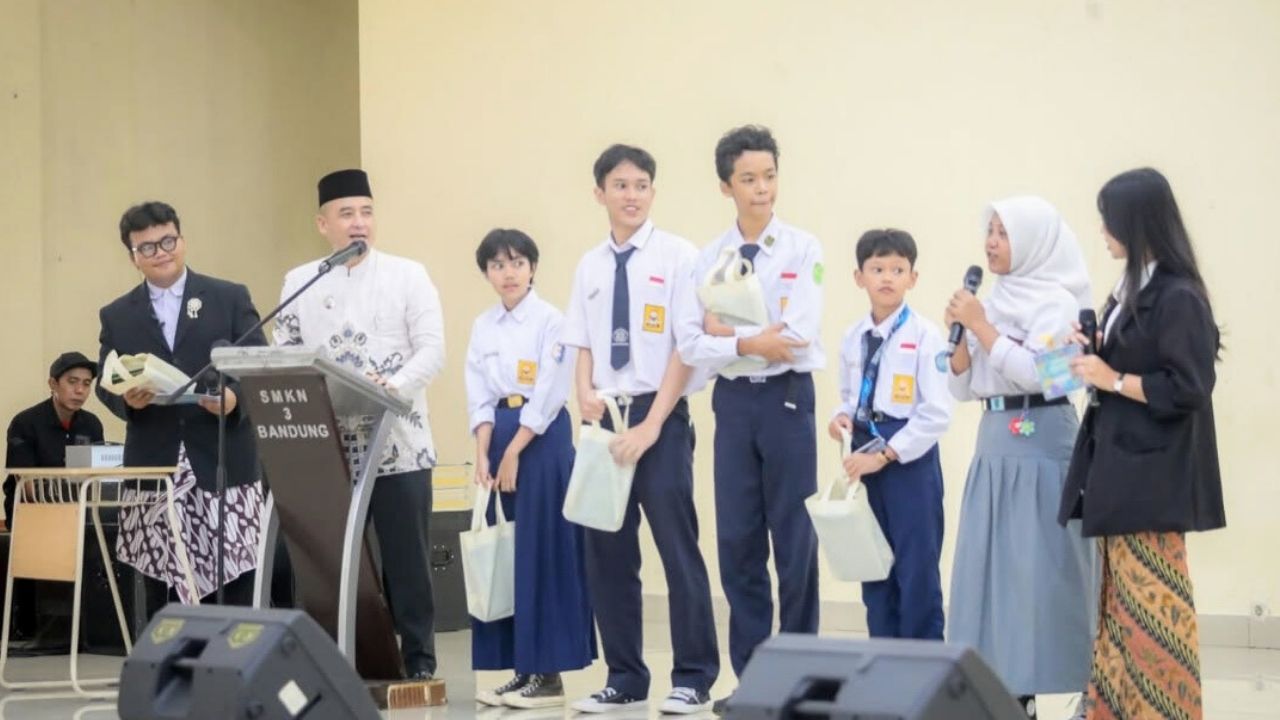 Pemkot Bandung Dorong Ekosistem Ekonomi Kreatif Pelajar Lewat Penguatan Forum Mahasiswa dan OSIS Pemkot Bandung Dorong Ekosistem Ekonomi Kreatif Pelajar Lewat Penguatan Forum Mahasiswa dan OSIS