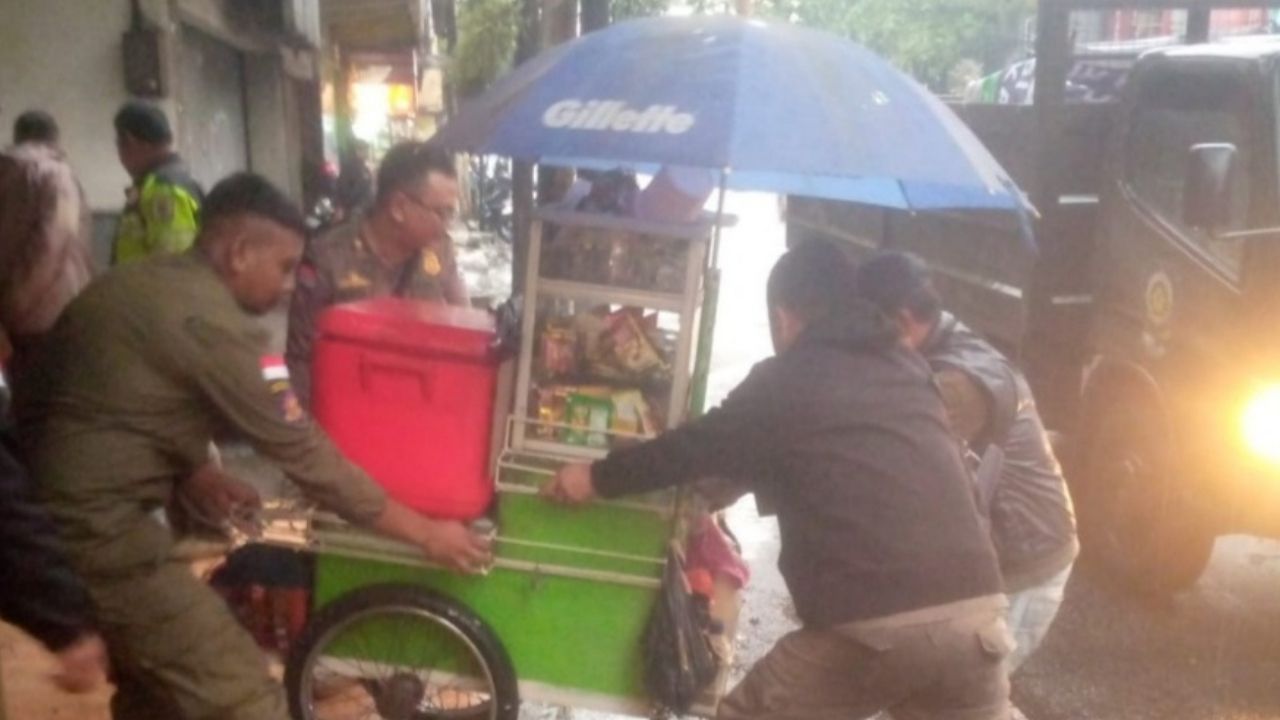 Satpol PP Kota Bandung Tindaklanjuti Laporan Terkait PKL yang Berjualan di Trotoar Satpol PP Kota Bandung Tindaklanjuti Laporan Terkait PKL yang Berjualan di Trotoar