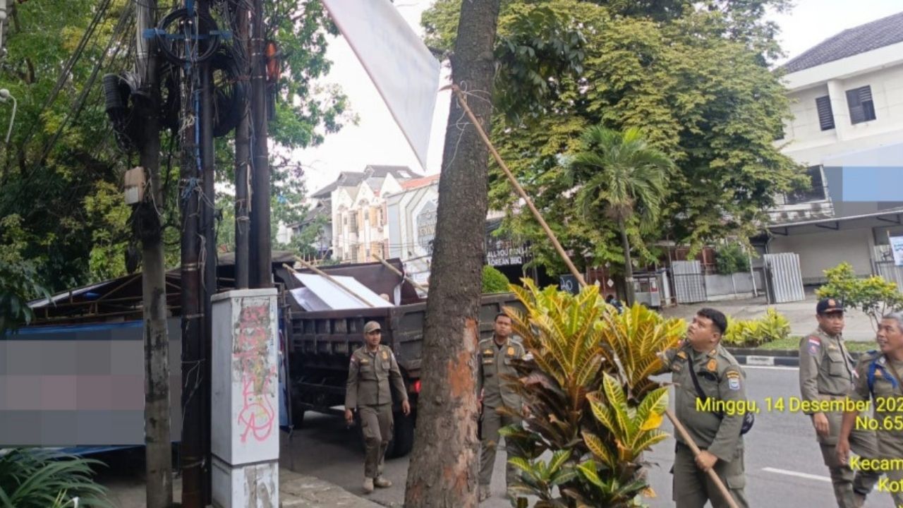Satpol PP Kota Bandung Laksanakan Penertiban Reklame Insidental Satpol PP Kota Bandung Laksanakan Penertiban Reklame Insidental