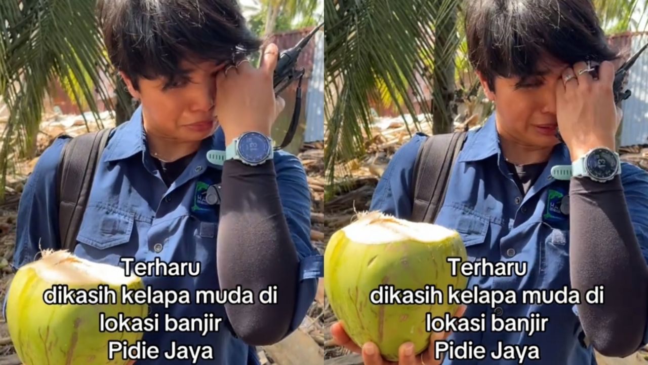 Momen Haru Relawan Menangis Saat Diberi Kelapa Muda oleh Korban Bencana di Aceh Momen Haru Relawan Menangis Saat Diberi Kelapa Muda oleh Korban Bencana di Aceh