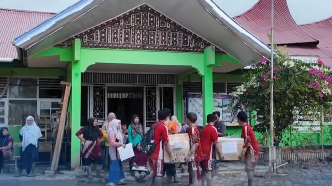 Cerminkan Karakter 7 KAIH, Murid Sekolah se-Kabupaten Padang Pariaman Bersihkan SMAN 1 Batang Anai Cerminkan Karakter 7 KAIH, Murid Sekolah se-Kabupaten Padang Pariaman Bersihkan SMAN 1 Batang Anai