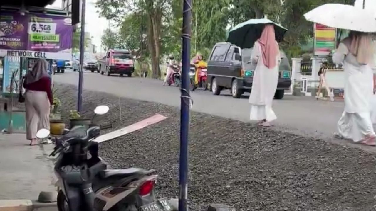 Kondisi Jalan Sumedang di Kepanjen Lebih Tinggi dari Halaman Permukiman, Warga Minta Bantuan Kondisi Jalan Sumedang di Kepanjen Lebih Tinggi dari Halaman Permukiman, Warga Minta Bantuan