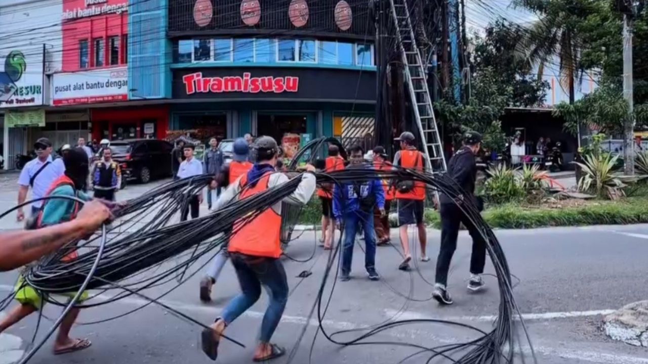 Buahbatu Steril dari Kabel Udara dan Tiang Listrik, Target Rampung Hari Ini