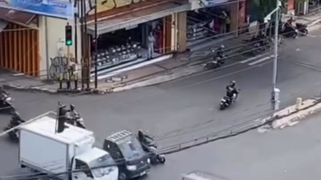 Lampu Lalu Lintas Depan MCC Kota Malang Error pada Senin Pagi, Pengendara Kebingungan Lampu Lalu Lintas Depan MCC Kota Malang Error pada Senin Pagi, Pengendara Kebingungan