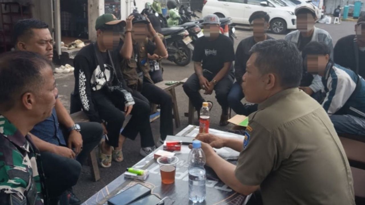 Satpol PP Kota Bandung Berikan Edukasi terhadap Komunitas Fotografi di Kawasan Asia Afrika Satpol PP Kota Bandung Berikan Edukasi terhadap Komunitas Fotografi di Kawasan Asia Afrika
