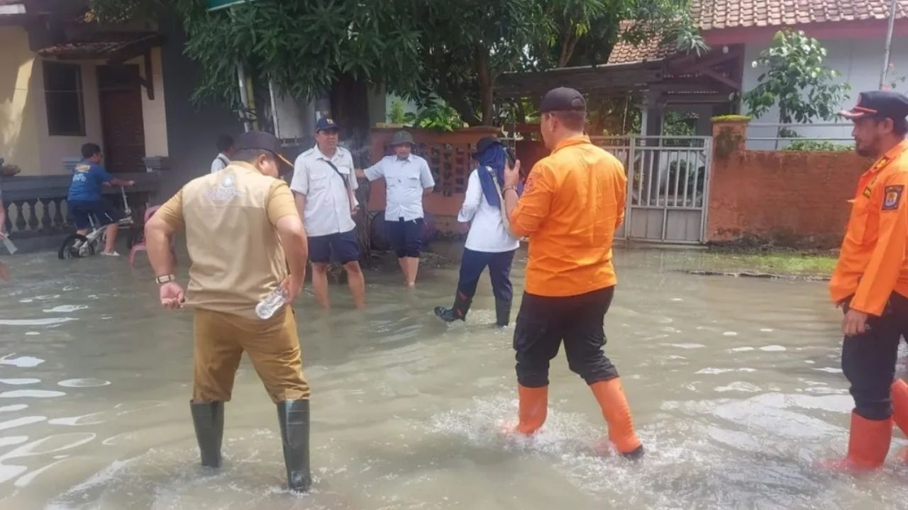 BPBD Jawa Barat Lakukan Koordinasi dan Penanganan Banjir di Desa Wanakaya, Kabupaten Cirebon BPBD Jawa Barat Lakukan Koordinasi dan Penanganan Banjir di Desa Wanakaya, Kabupaten Cirebon