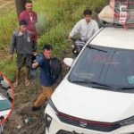 Tak Mau Mengalah, Pemobil Lawan Arah di Jalan Sempit Berujung Diamuk Warga