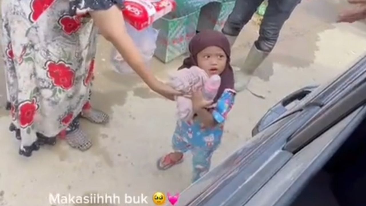 Momen Haru Anak Kecil Ini Terus Ucapkan Terima Kasih saat Menerima Bantuan Susu dan Baju Momen Haru Anak Kecil Ini Terus Ucapkan Terima Kasih saat Menerima Bantuan Susu dan Baju