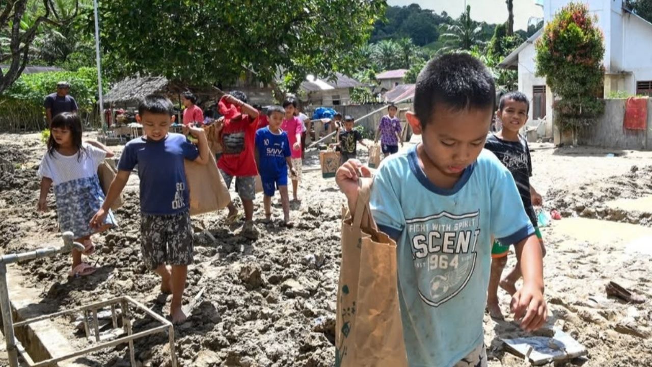 Bagaimana Dukungan Psikososial Anak di Situasi Bencana? Simak Penjelasannya Berikut Ini! Bagaimana Dukungan Psikososial Anak di Situasi Bencana? Simak Penjelasannya Berikut Ini!