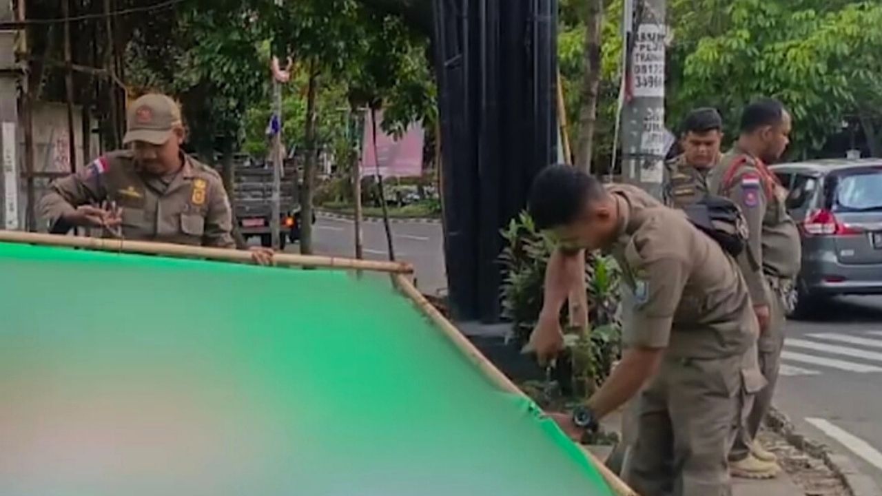 Satpol PP Kota Bandung Lakukan Penertiban Reklame Insidental di Beberapa Titik Lokasi Satpol PP Kota Bandung Lakukan Penertiban Reklame Insidental di Beberapa Titik Lokasi