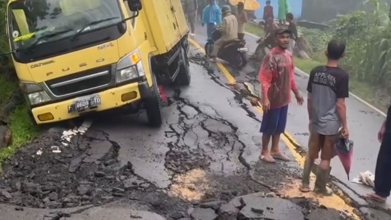 Jalur Utama Sukabumi Selatan-Pelabuhan Ratu Lumpuh Total Akibat Jalan Amblas Jalur Utama Sukabumi Selatan-Pelabuhan Ratu Lumpuh Total Akibat Jalan Amblas