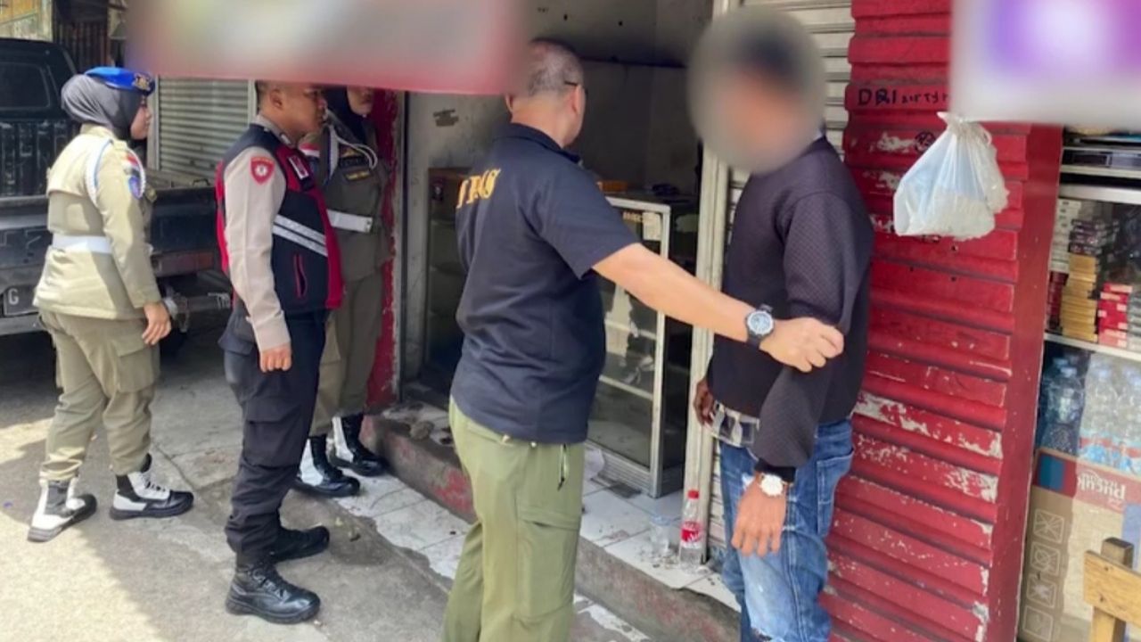 Satpol PP Kota Bandung Laksanakan Penindakan Pelanggaran Perda Tibumtranlinmas Satpol PP Kota Bandung Laksanakan Penindakan Pelanggaran Perda Tibumtranlinmas