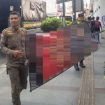 Satpol PP Kota Bandung Lakukan Penertiban Reklame di Kecamatan Sumur Bandung