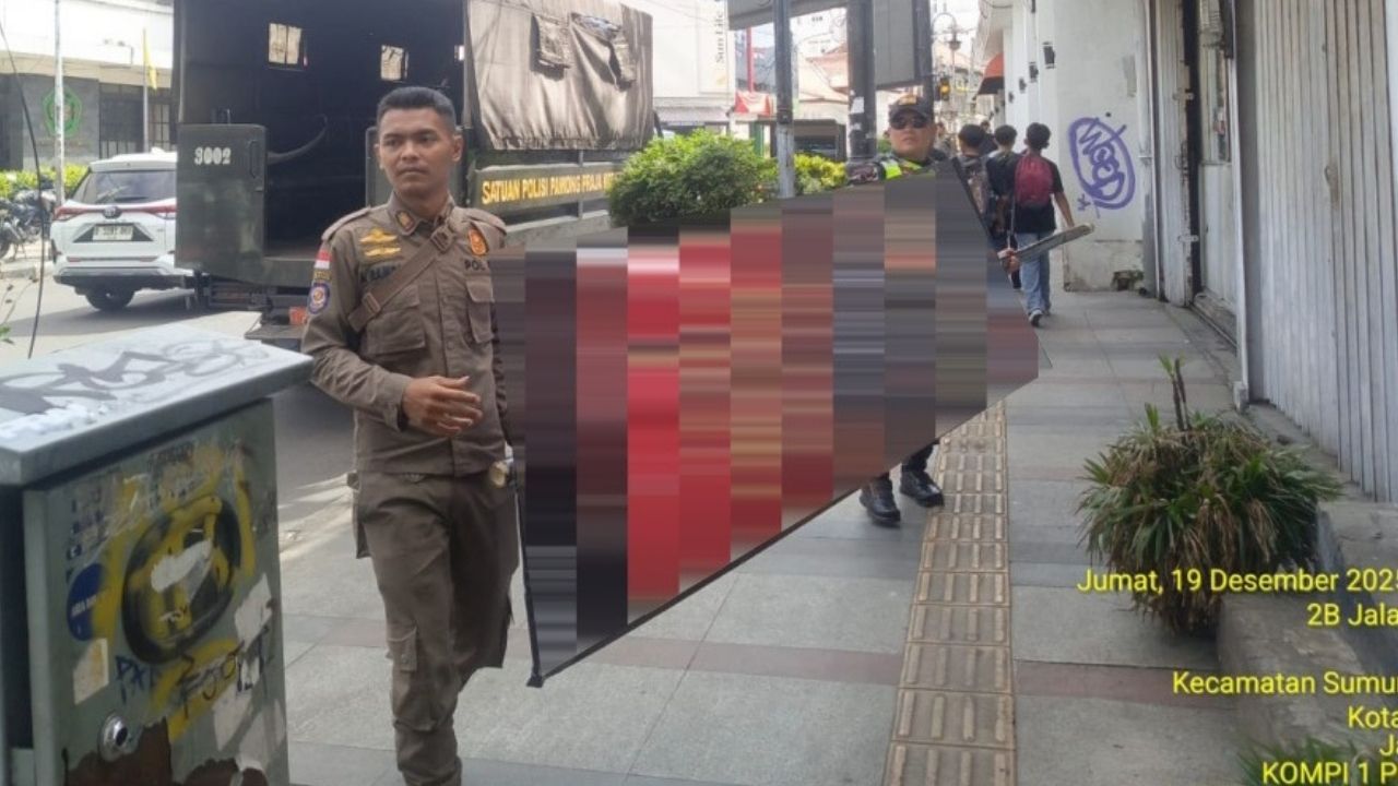 Satpol PP Kota Bandung Lakukan Penertiban Reklame di Kecamatan Sumur Bandung Satpol PP Kota Bandung Lakukan Penertiban Reklame di Kecamatan Sumur Bandung