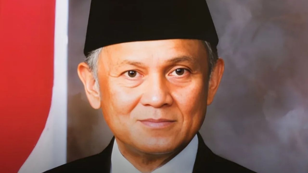BJ Habibie, Presiden Paling Jenius dengan Masa Jabatan Singkat yang Disingkirkan oleh Bangsanya Sendiri BJ Habibie, Presiden Paling Jenius dengan Masa Jabatan Singkat yang Disingkirkan oleh Bangsanya Sendiri